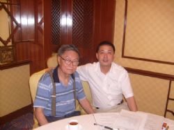 董事長與謝教授合影